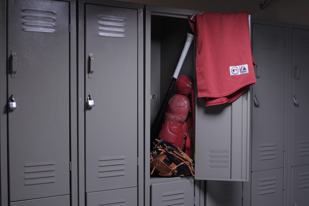 Lockers Metálicos: Guía Completa para Elegir la Mejor Solución de Almacenamiento