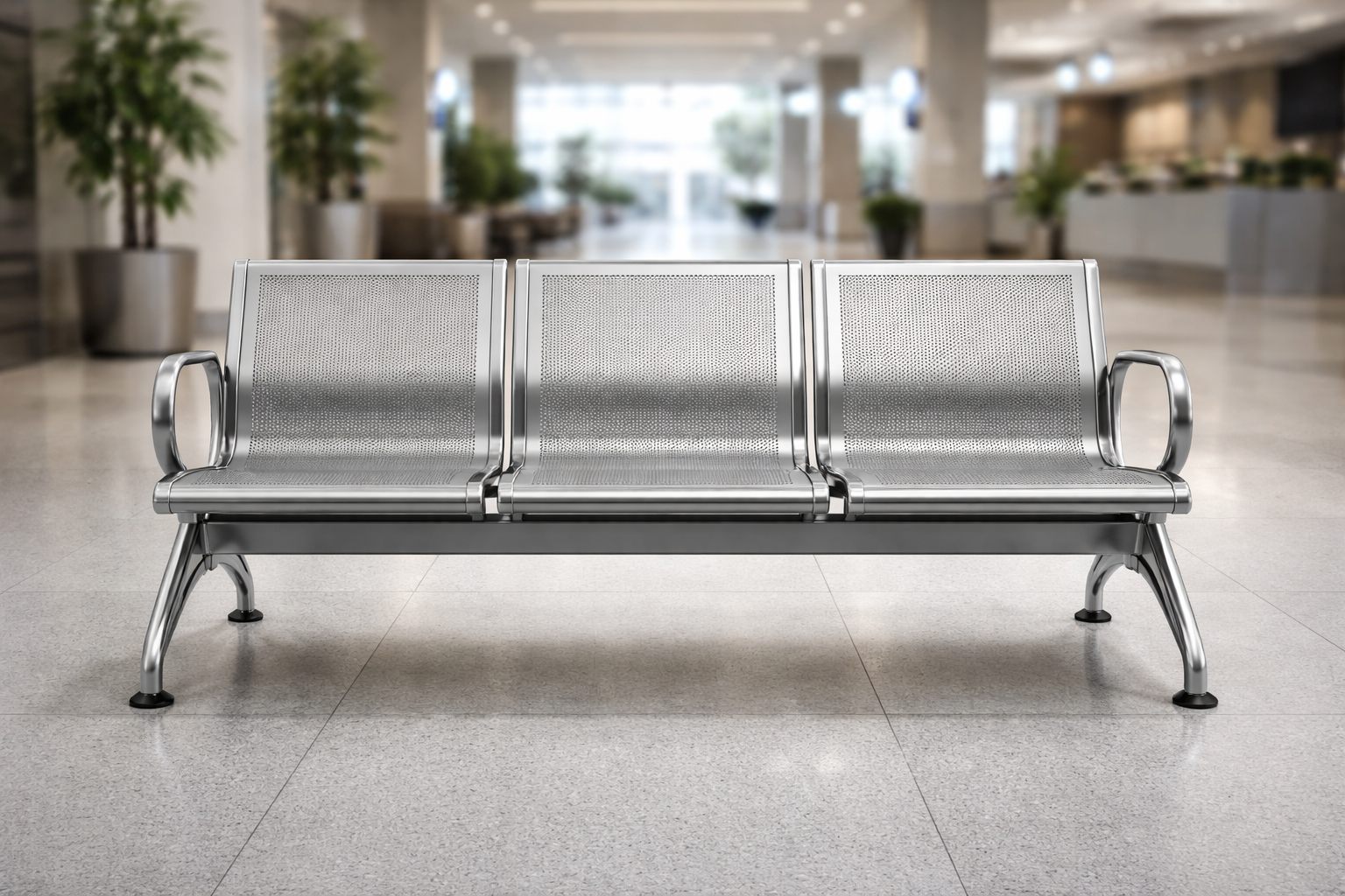 En la imagen se pueden ver diferentes modelos de bancas metálicas exhibidas en un showroom industrial, presentando una variedad de colores y configuraciones diseñadas para su uso en espacios públicos y oficinas. Cada banca muestra una estructura robusta que destaca por su durabilidad y resistencia, ideal para entornos de alta demanda.