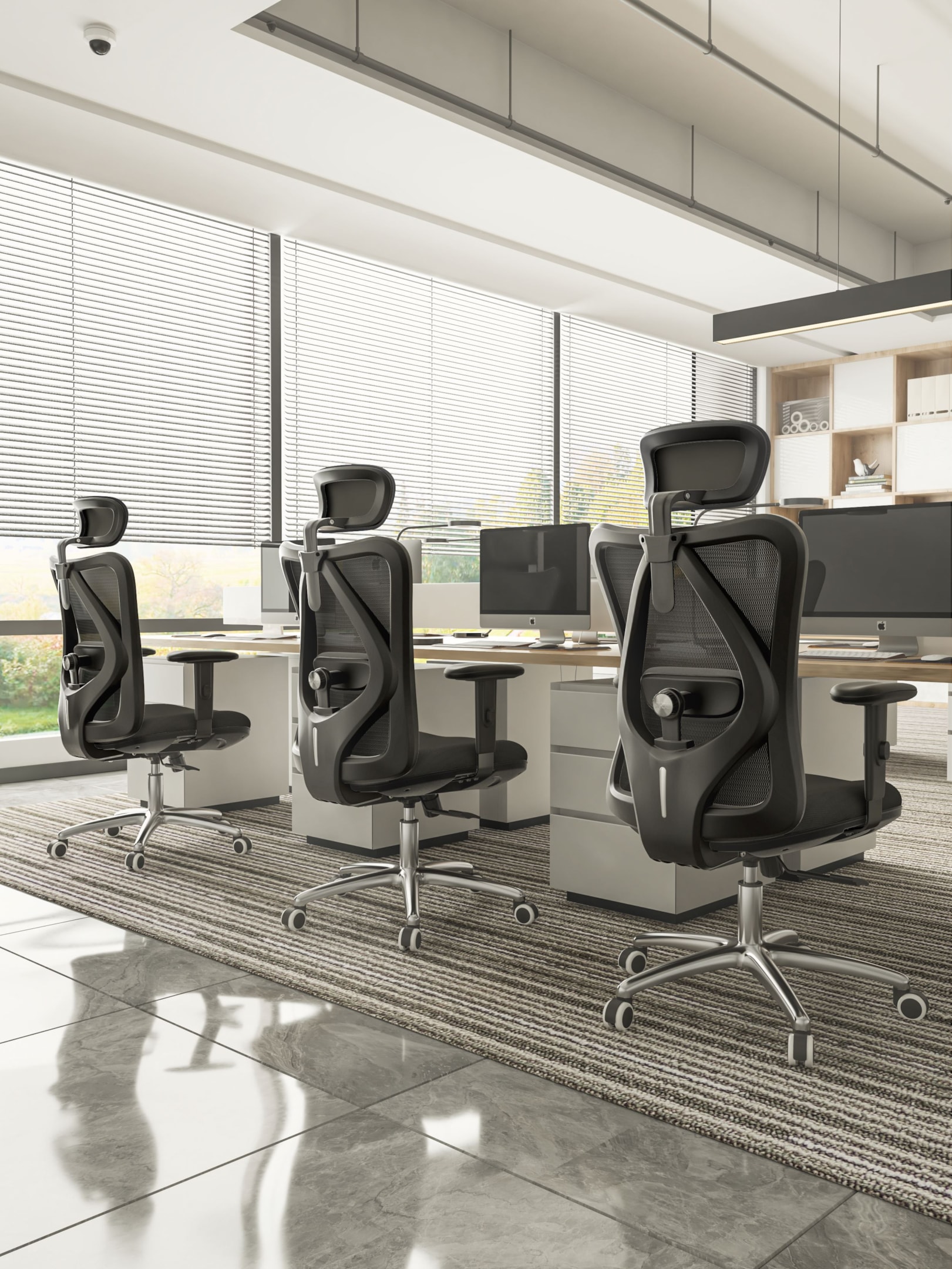 Imagen de un espacio de coworking que presenta mobiliario modular, incluyendo escritorios y sillas ergonómicas, en áreas colaborativas rodeadas de plantas naturales, creando un entorno cómodo y funcional para el trabajo en equipo. Este diseño busca fomentar la productividad y el bienestar de los colaboradores.