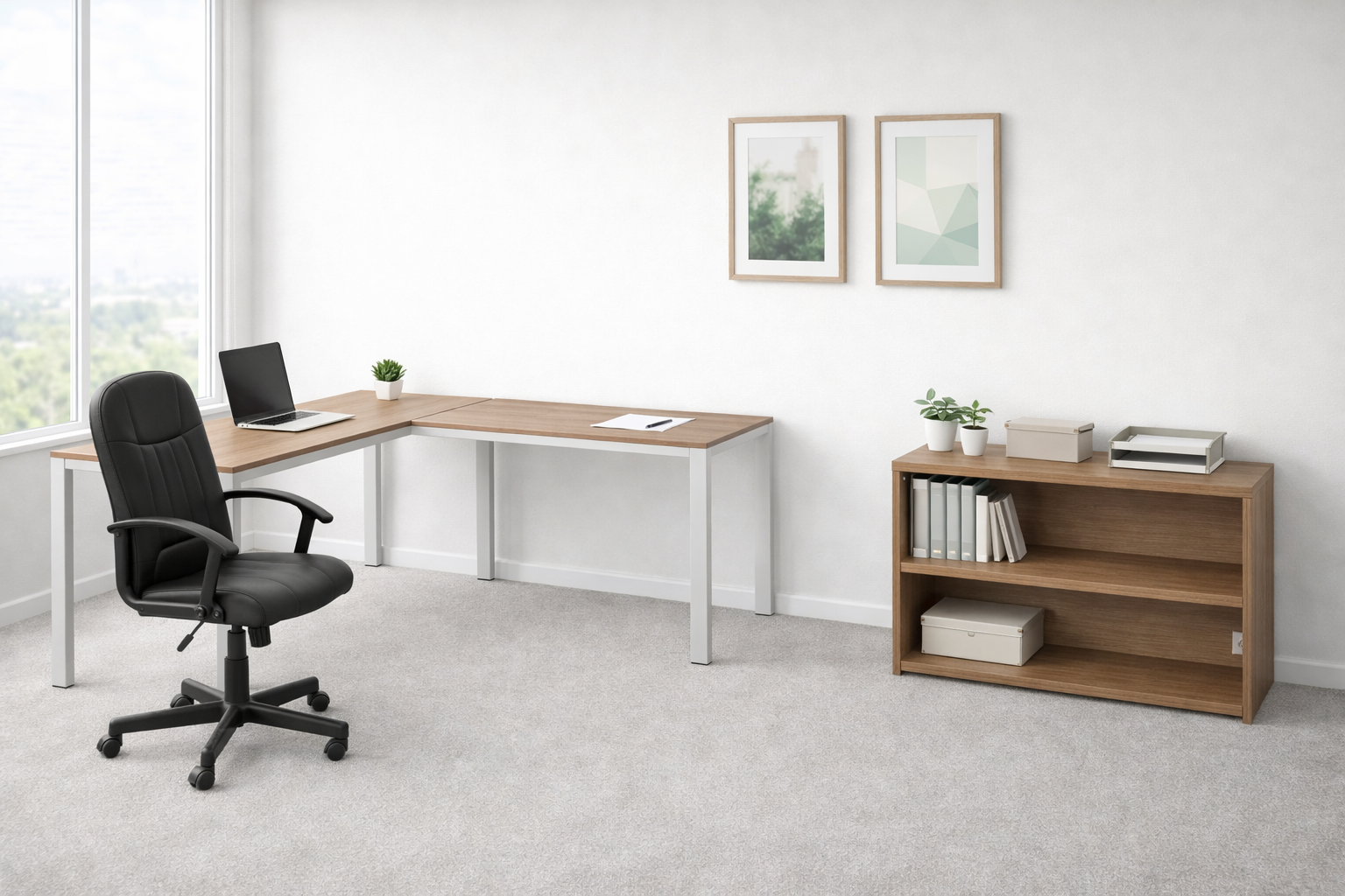 Escritorio en forma de L, equipado con dos monitores y un sistema de gestión de cables, complementado con accesorios ergonómicos para mayor comodidad en el trabajo. Este mueble de oficina está diseñado para optimizar el espacio y satisfacer las necesidades de los profesionales en su entorno laboral.