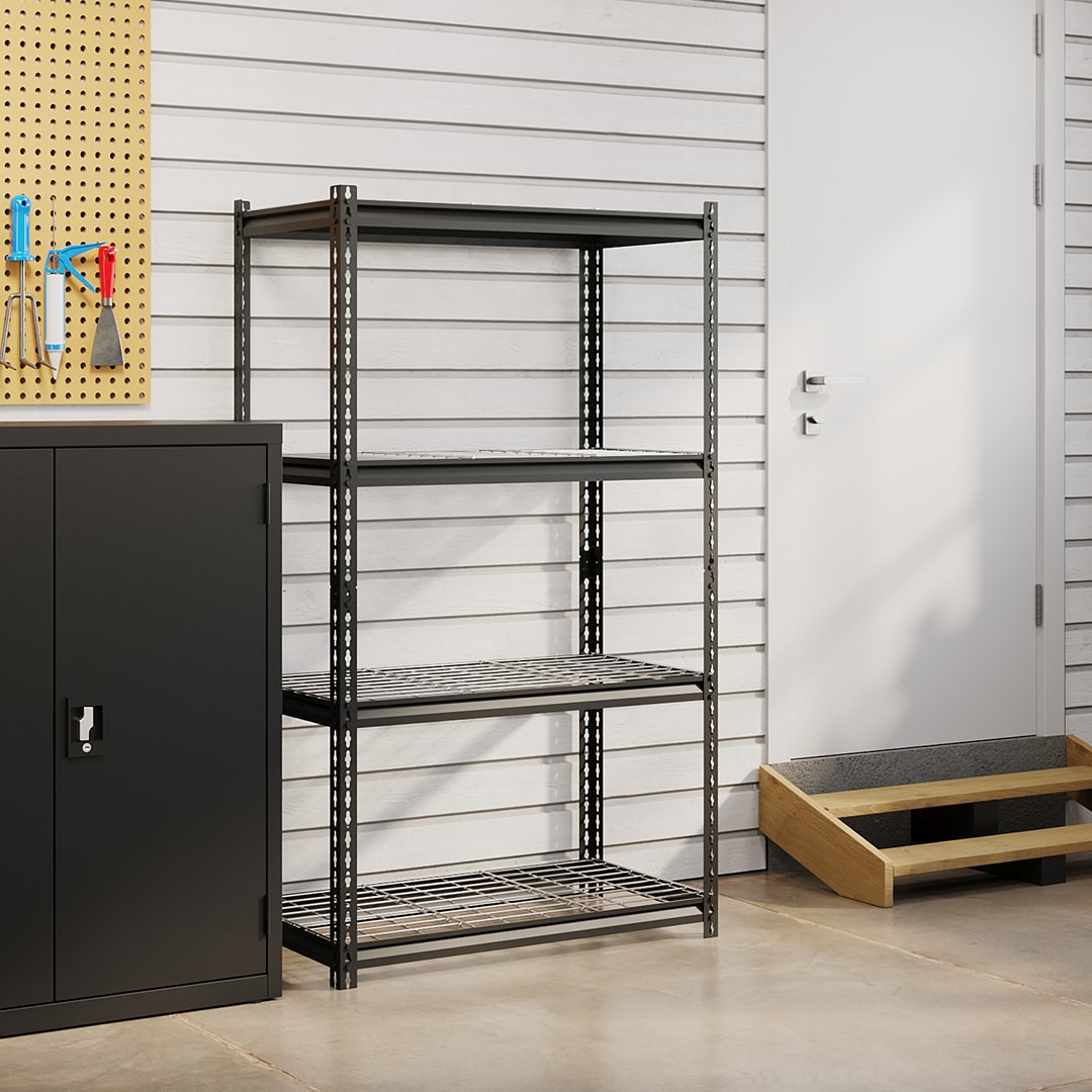 Estante metalico Imagen donde se puede ver un estante metálico de 4 niveles, que facilitan el acceso a los productos almacenados. La disposición ordenada sugiere un ambiente eficiente para la gestión de inventario.