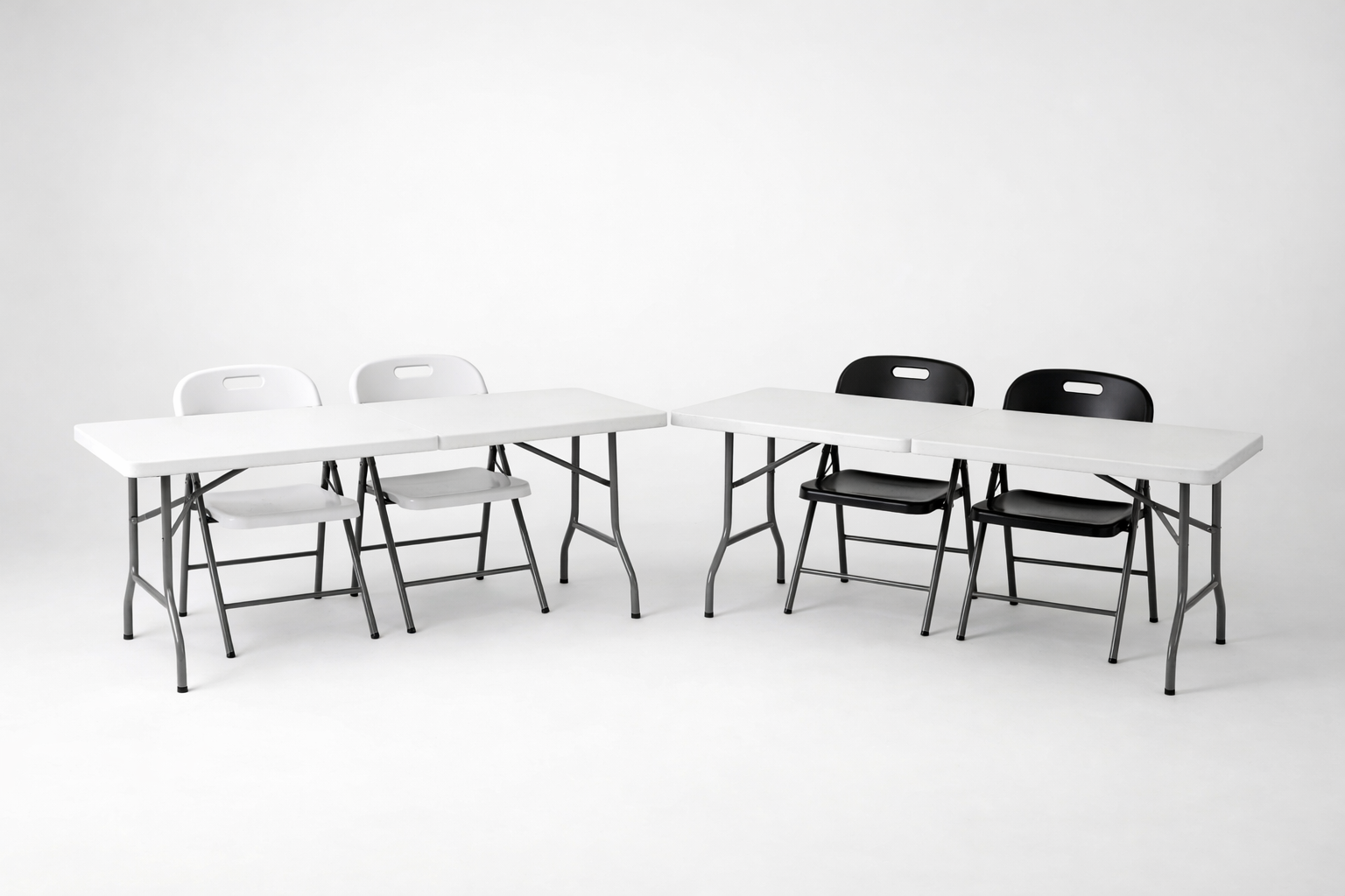 La imagen muestra una mesa plegable, equipada con sillas de plástico creando un espacio cómodo y acogedor para los invitados.