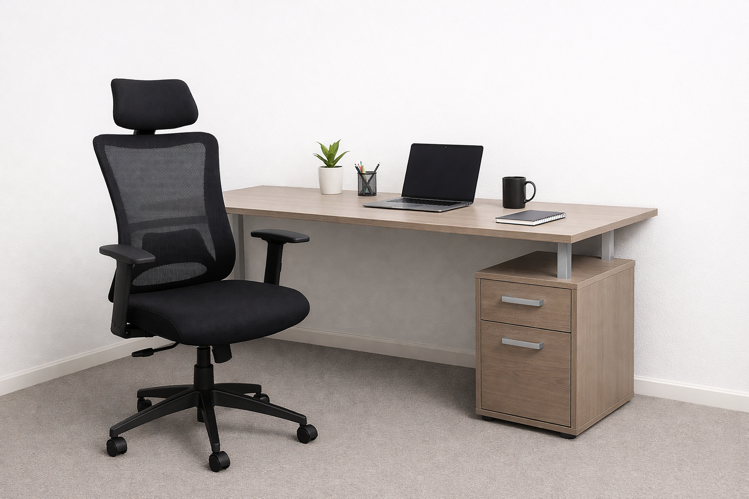 Oficina moderna, rodeada de mobiliario ergonómico. La silla de escritorio, diseñada para ofrecer confort y una buena postura, tiene ruedas que facilitan el movimiento.