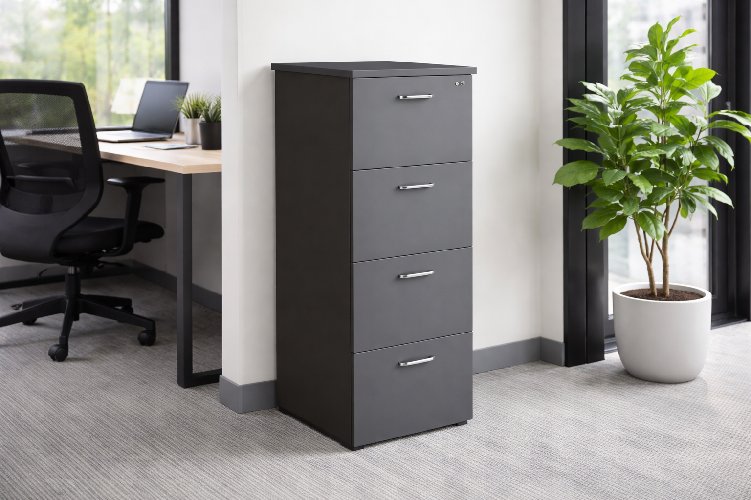 Imagen de un archivero vertical de cuatro gavetas. Este sistema de almacenamiento es ideal para oficinas, permitiendo mantener documentos y archivos en orden y fácil acceso.
