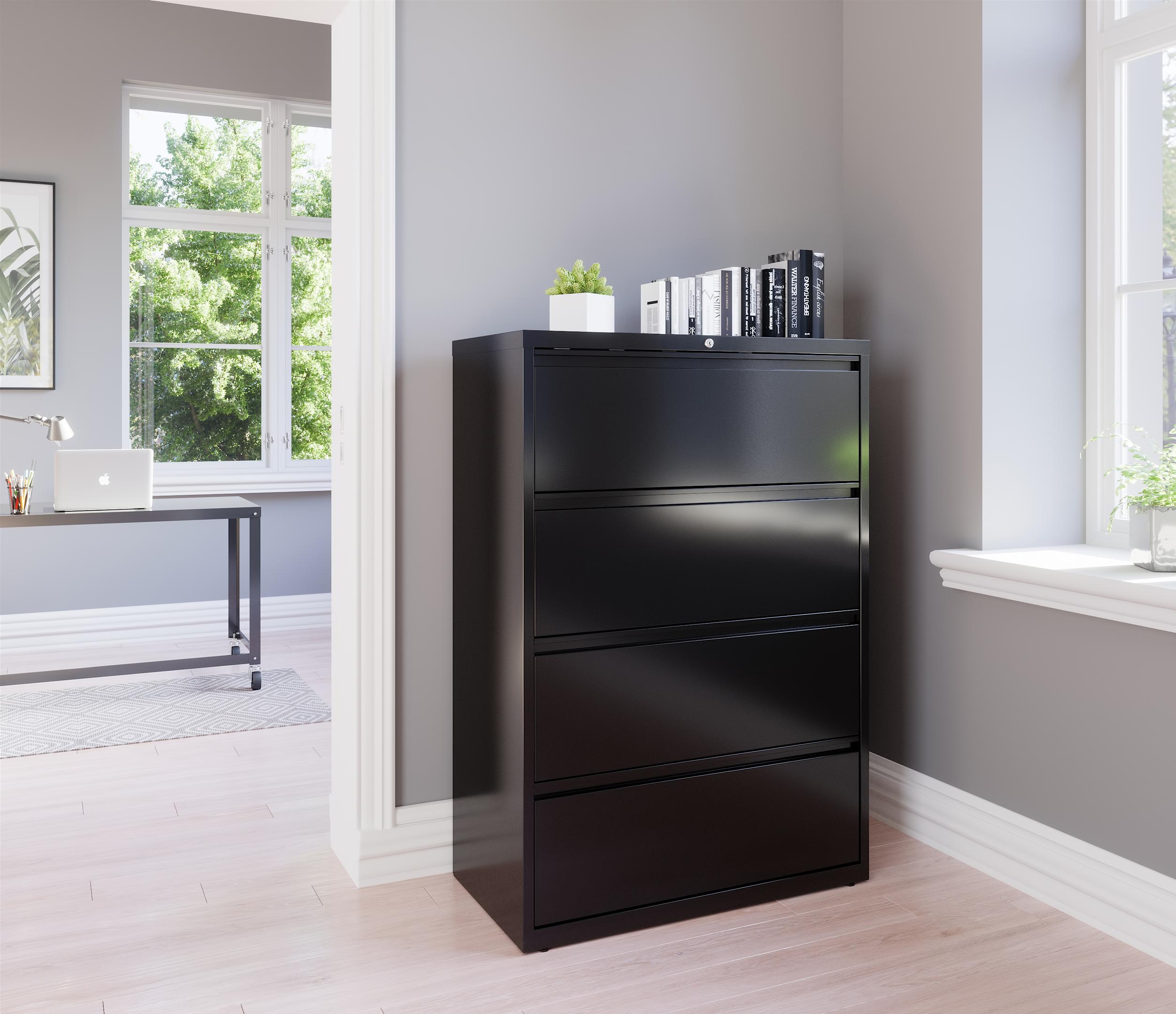 La imagen muestra un archivero metálico. Los archiveros, que cuentan con gavetas de acero, están dispuestos de manera ordenada, proporcionando un sistema eficiente para el almacenamiento de documentos y archivos.