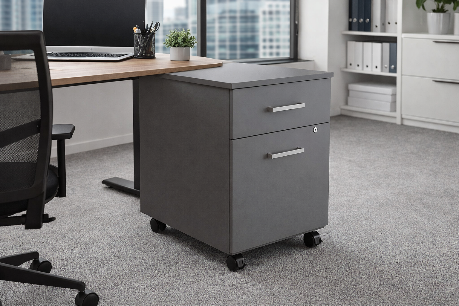 Esta oficina presenta un espacio ordenado con un archivero, donde los documentos de los clientes están organizados en gavetas. La estructura del mobiliario permite un fácil acceso y almacenamiento eficiente de los archivos, ideal para el trabajo diario en la oficina.